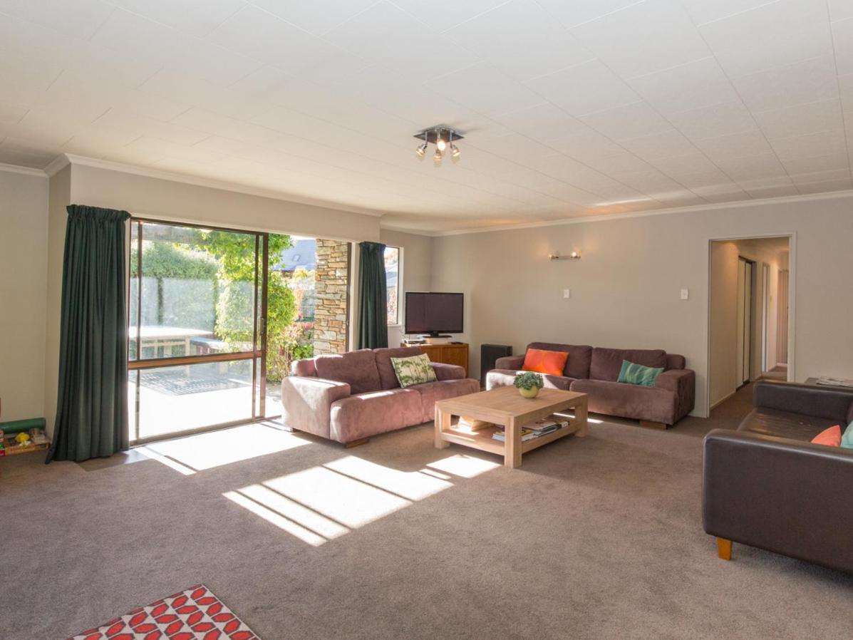 Kowhai Cottage - Wanaka Holiday Home - Housity