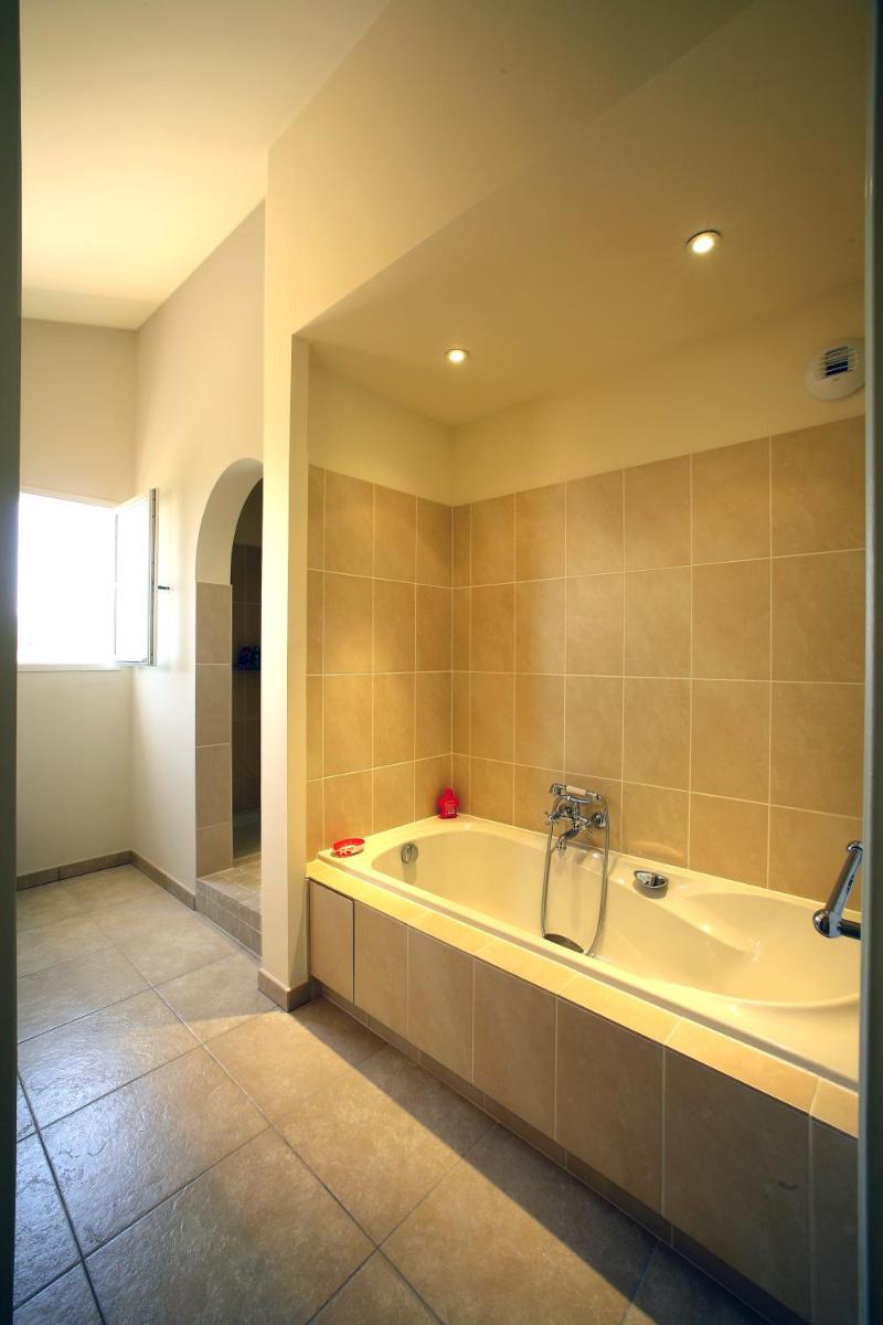 Salle de bains dans l'établissement Les Appartements et Maisons du Domaine de Saint Endréol Golf & Spa Resort