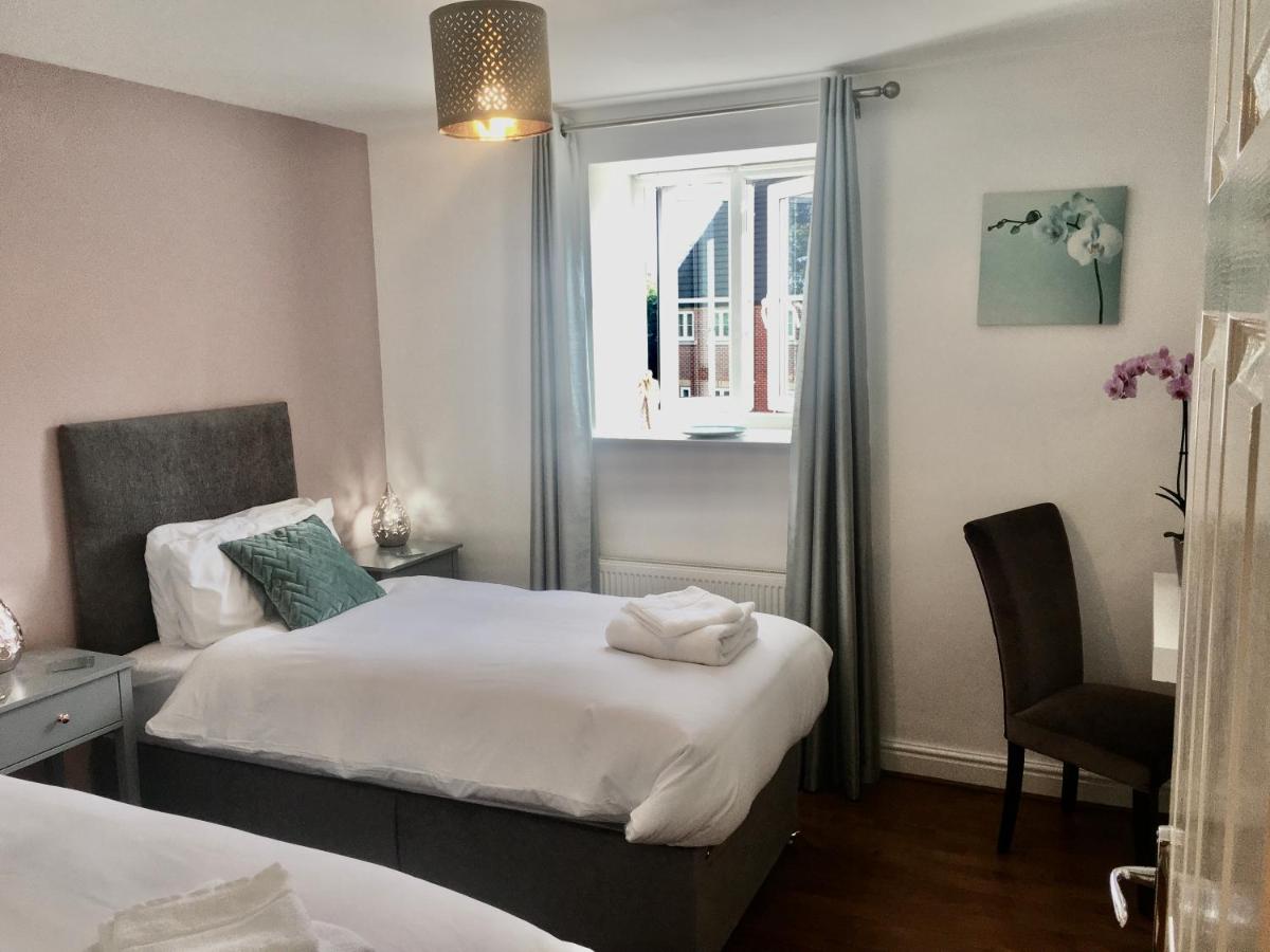 The Orchid-Central Beeston-Private Apartment-SmartTV-Free Wi-Fi-Tram-Parking - Housity