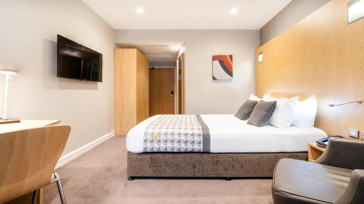 Holiday Inn London Luton Airport, an IHG Hotel - Housity