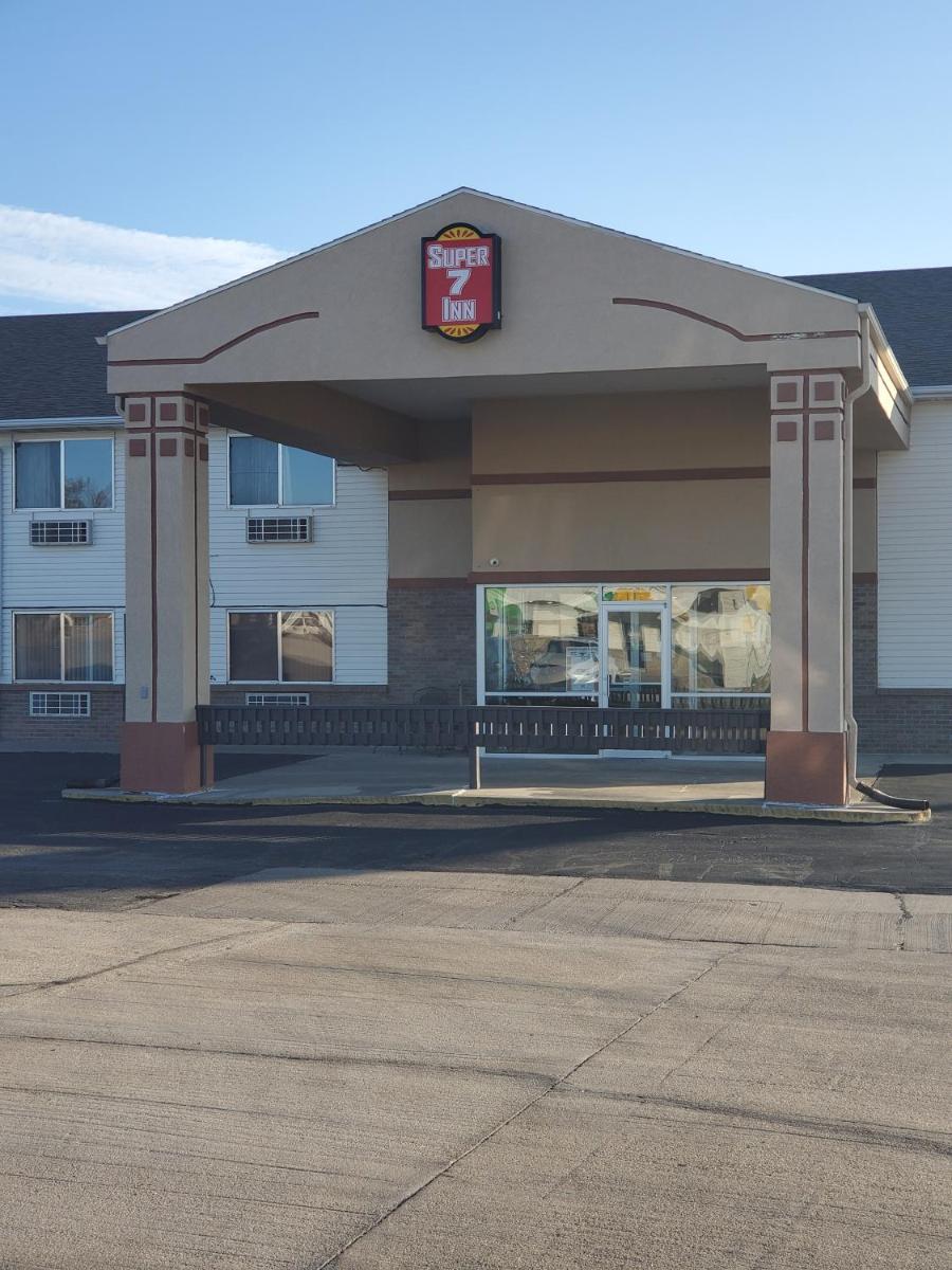 Super 7 Inn Tecumseh - Housity