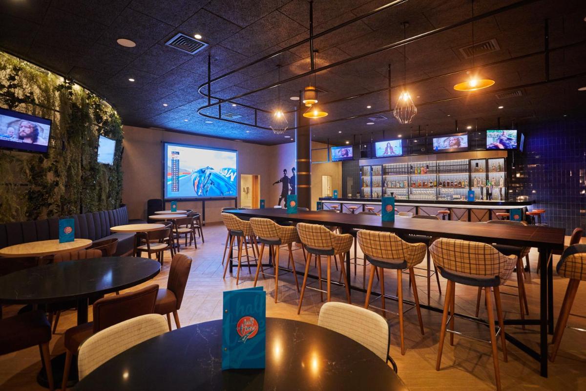 El salón o zona de bar de Secrets Lanzarote Resort & Spa - Adults Only (+18)