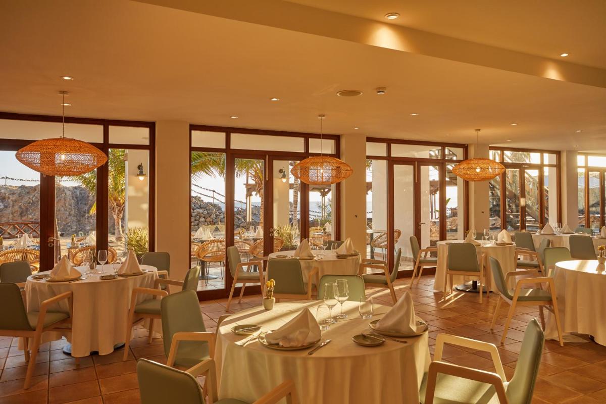 Un restaurante o sitio para comer en Secrets Lanzarote Resort & Spa - Adults Only (+18)