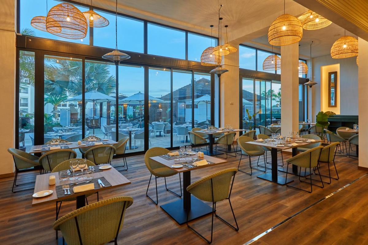 Un restaurante o sitio para comer en Secrets Lanzarote Resort & Spa - Adults Only (+18)