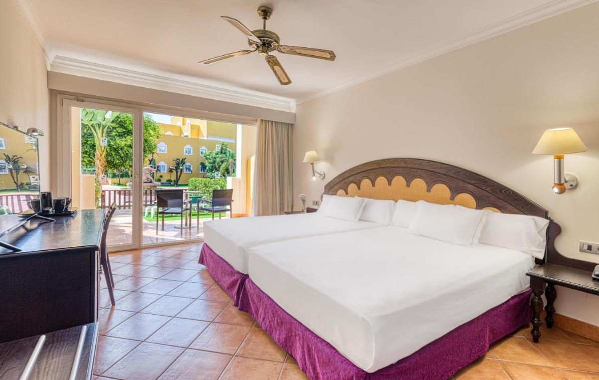 Un dormitorio con una gran cama blanca y un balcón. en Playazimbali, en Vera