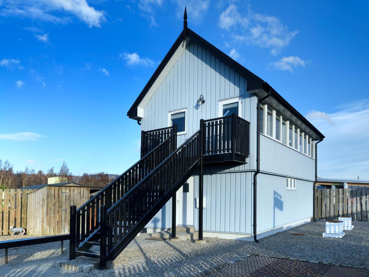 Signal Box - Housity