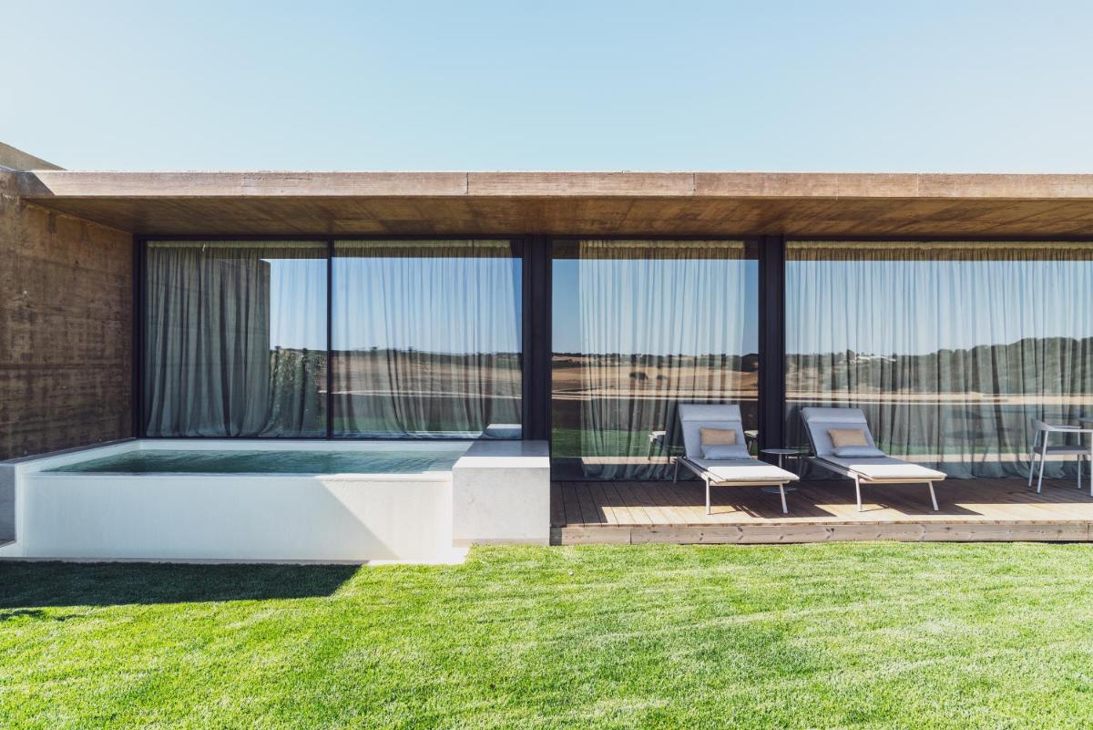 A piscina em ou perto de Herdade da Malhadinha Nova - Relais & Châteaux