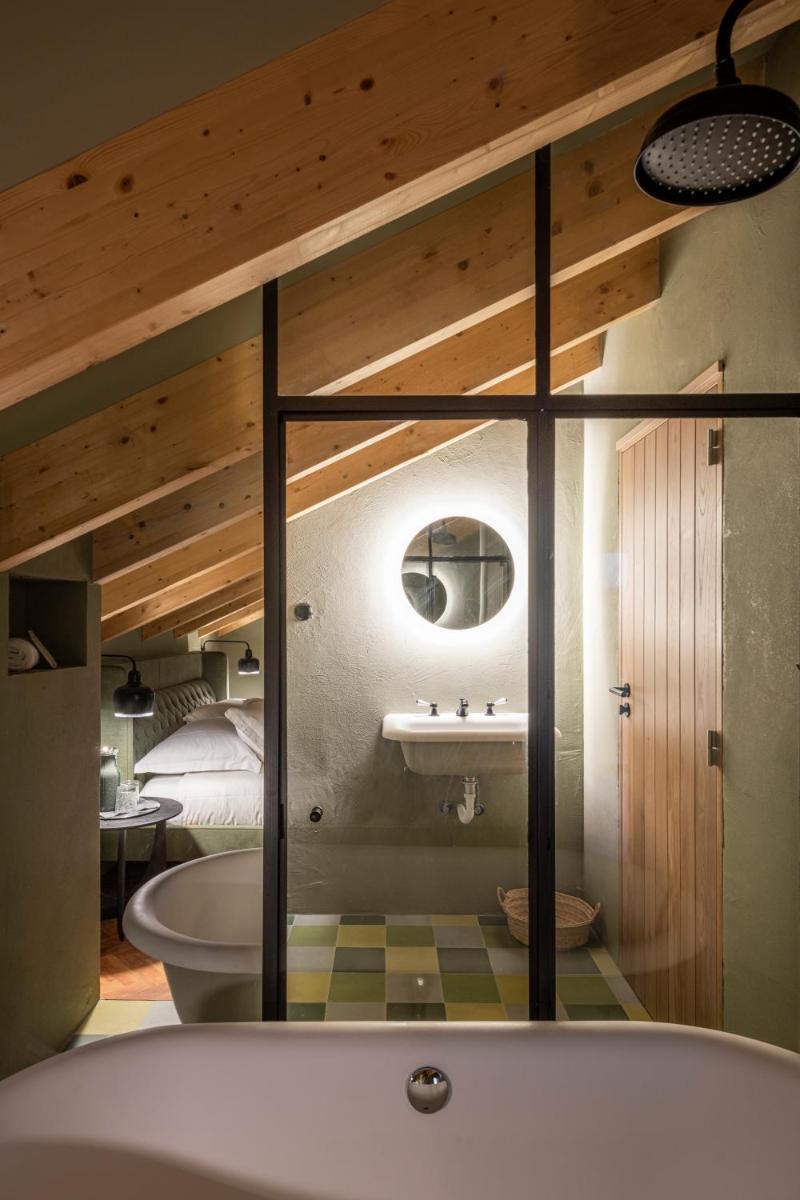 Uma casa de banho em Herdade da Malhadinha Nova - Relais & Châteaux