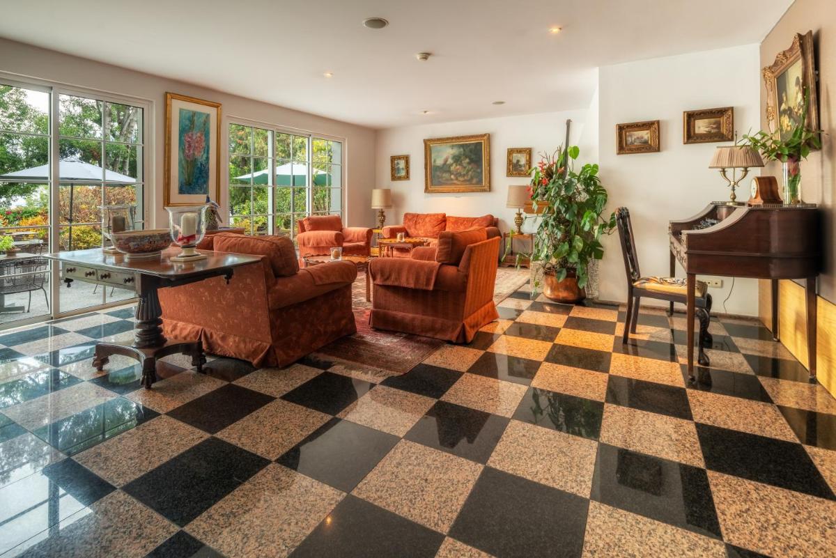 Uma área de estar em Quintinha Sao Joao Hotel & Spa