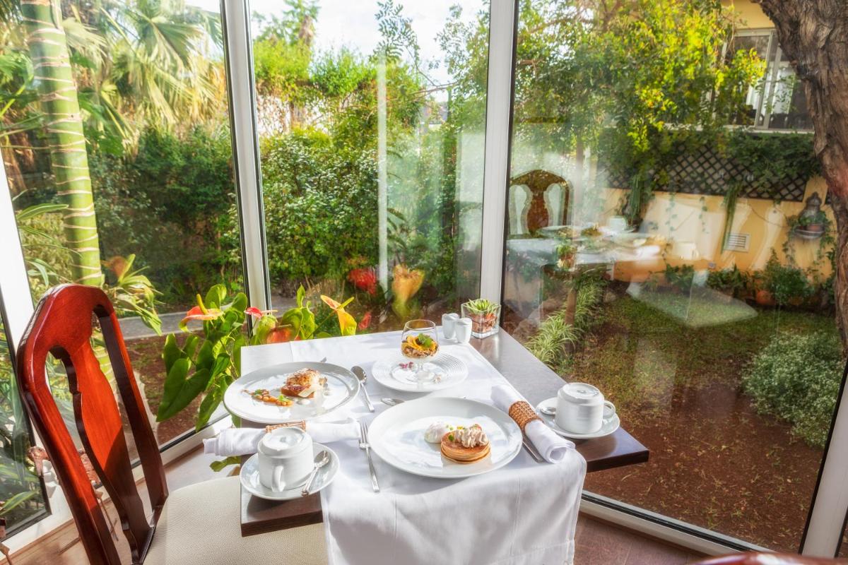 Um jardim no exterior de Quintinha Sao Joao Hotel & Spa