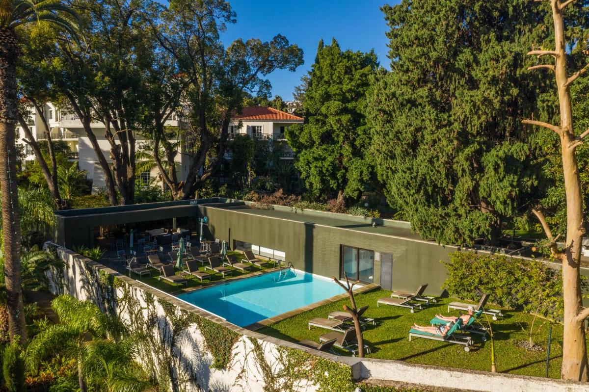 uma vista aérea de uma casa com piscina e árvores em Quintinha Sao Joao Hotel & Spa no Funchal