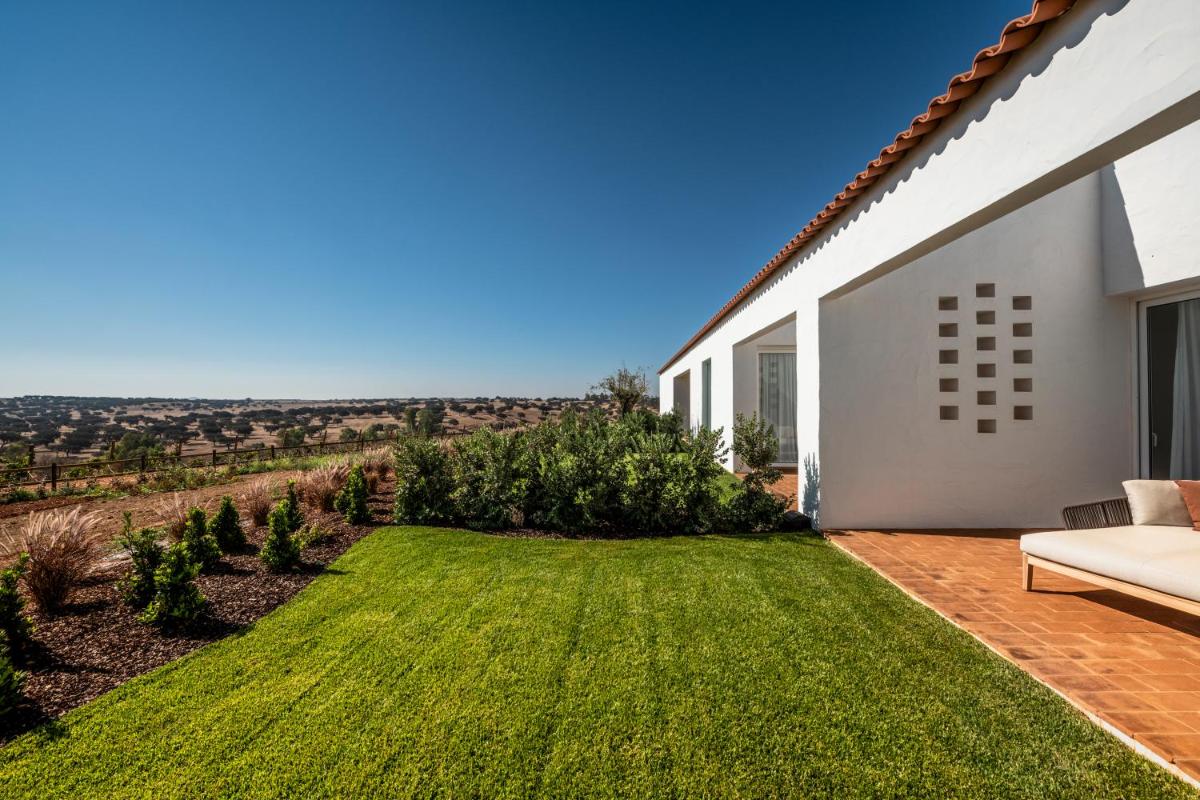 Um jardim no exterior de Herdade da Malhadinha Nova - Relais & Châteaux