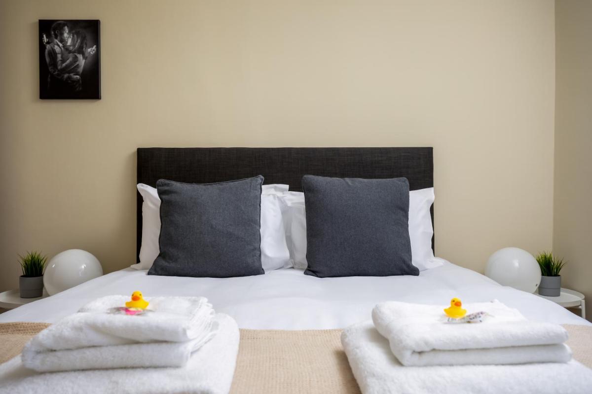 Gorgeous Home - Cheltenham With Parking - Housity