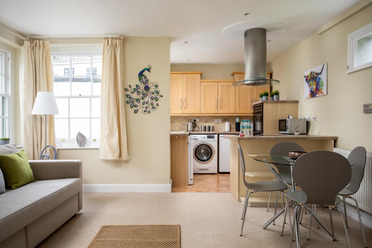 Gorgeous Home - Cheltenham With Parking - Housity