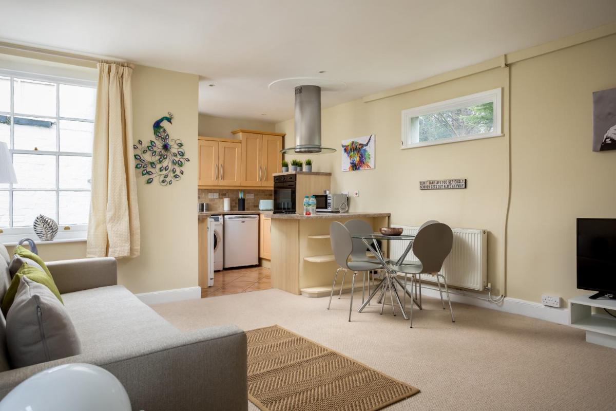 Gorgeous Home - Cheltenham With Parking - Housity