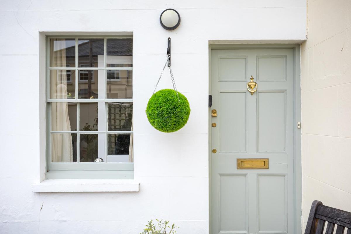 Gorgeous Home - Cheltenham With Parking - Housity