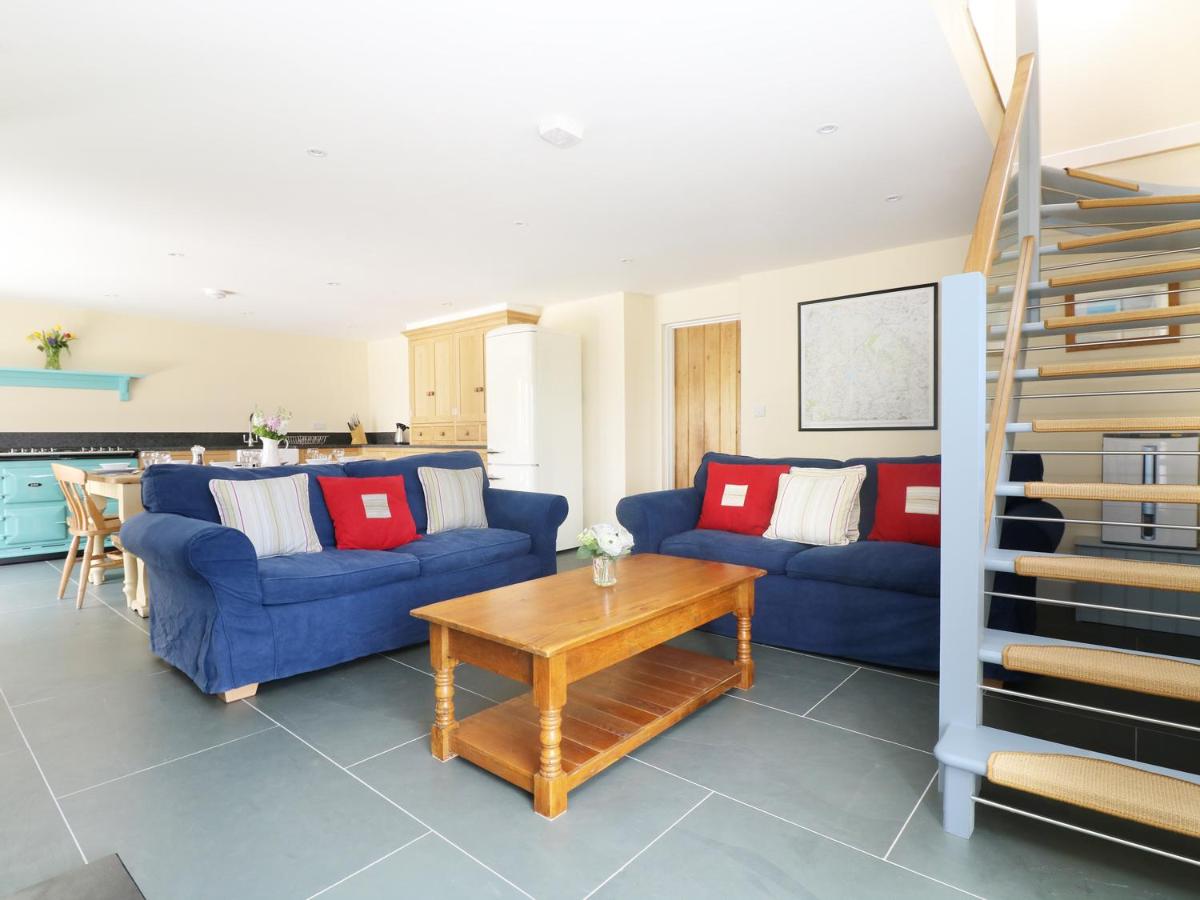 Dozmary Pool Barn - Housity