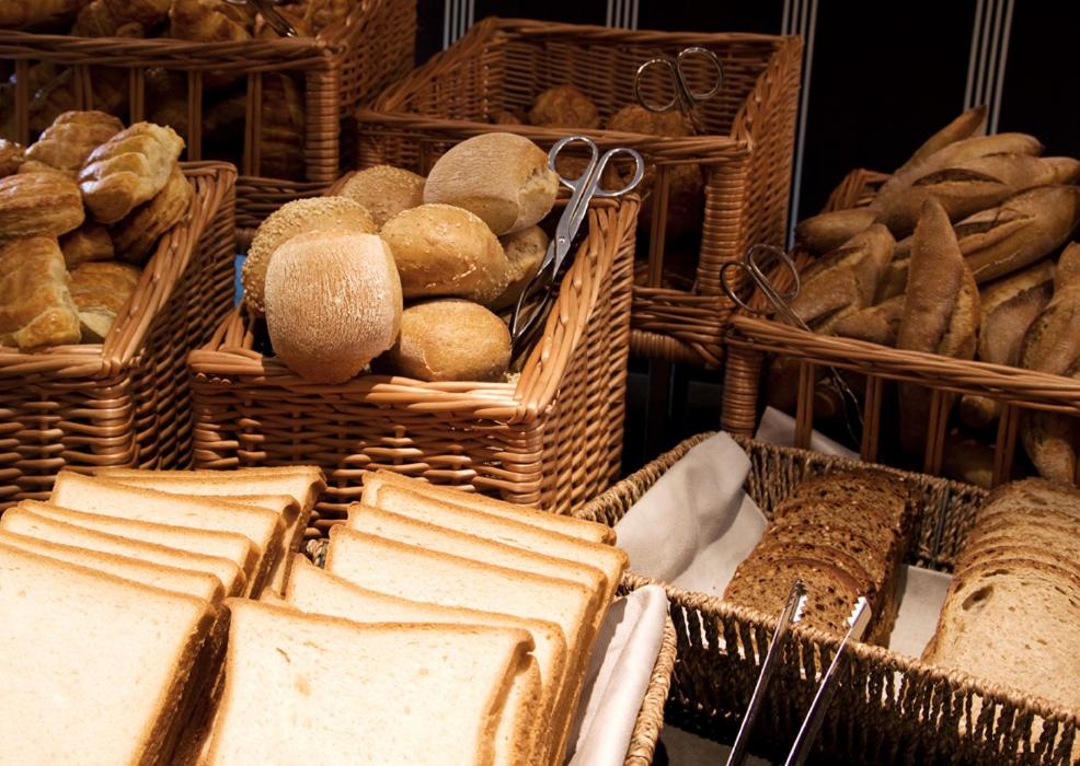un étalage de pain et de paniers de pain dans l'établissement Le Mathurin Hotel & Spa, à Paris