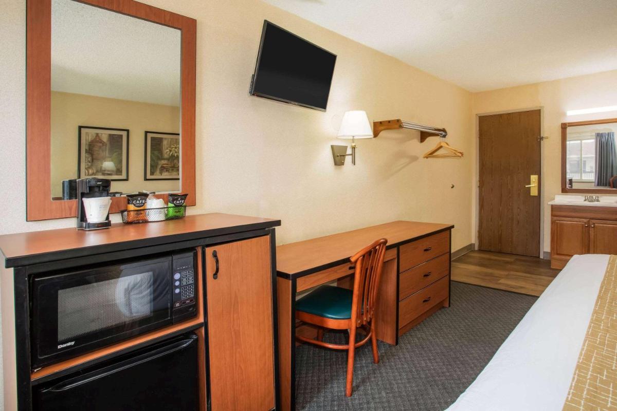 Travelodge by Wyndham Colorado Springs Airport - Peterson SFB - Housity