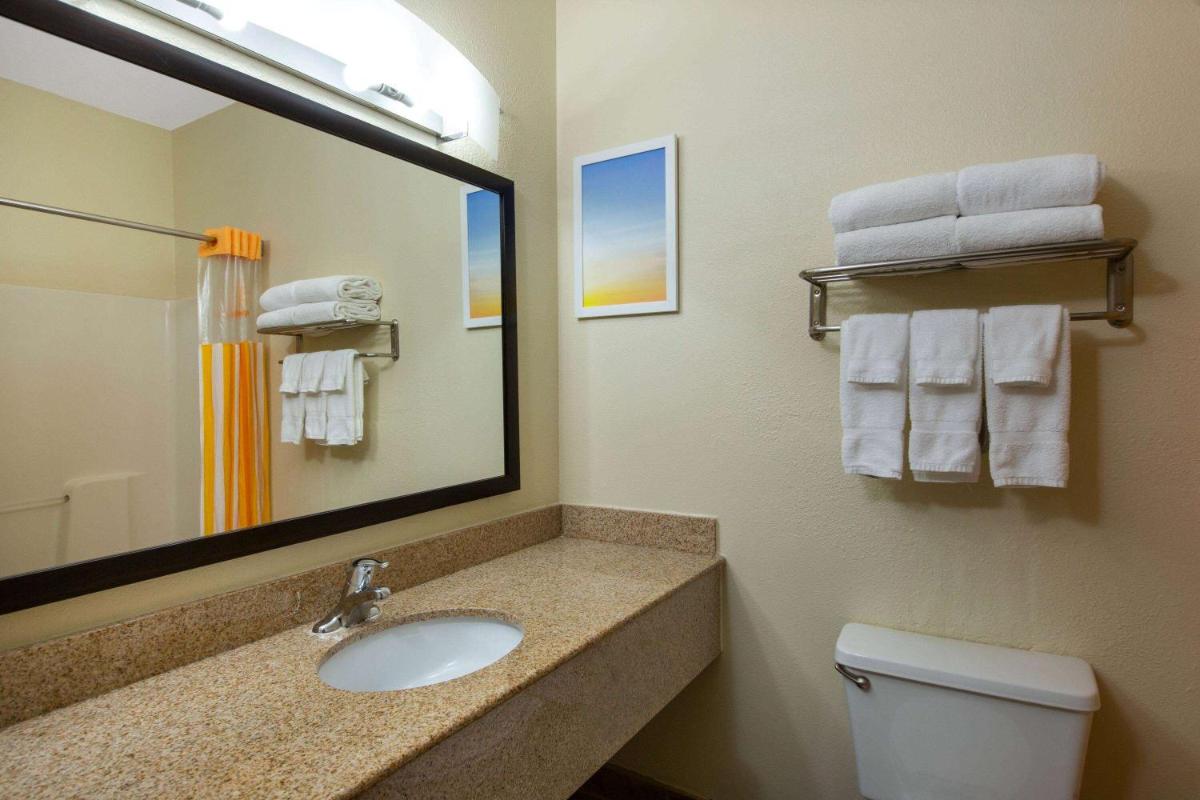 La Quinta Inn by Wyndham Lincoln, Nebraska - Housity