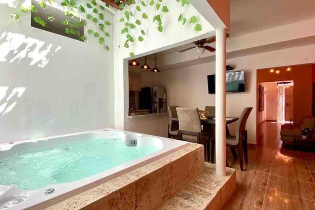 Suitetrails - Beautiful 4 BR House in the Old City with Jacuzzi