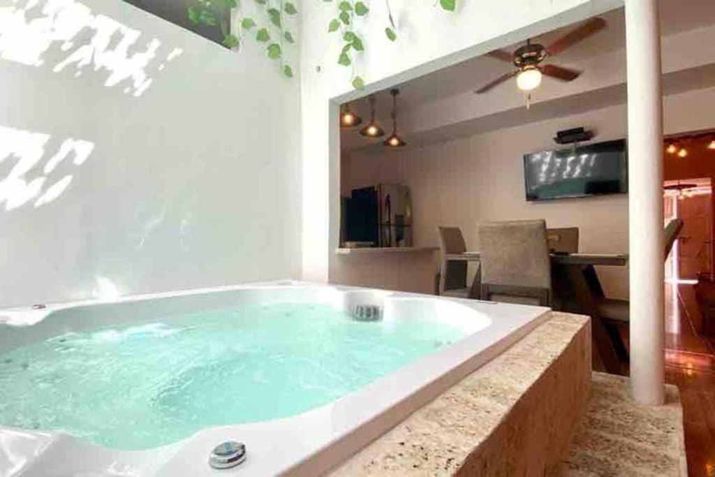 Suitetrails - Beautiful 4 BR House in the Old City with Jacuzzi