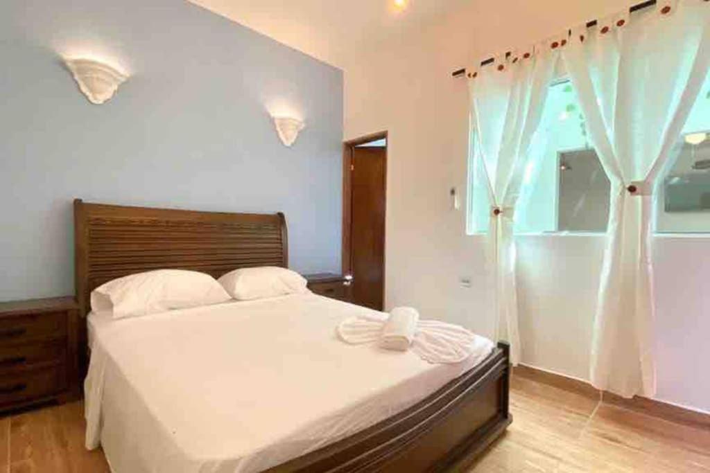Suitetrails - Beautiful 4 BR House in the Old City with Jacuzzi