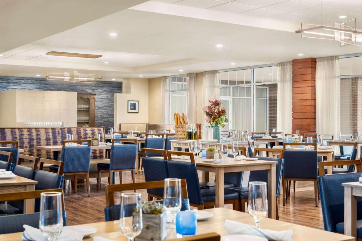 Wyndham Newport Hotel - Housity