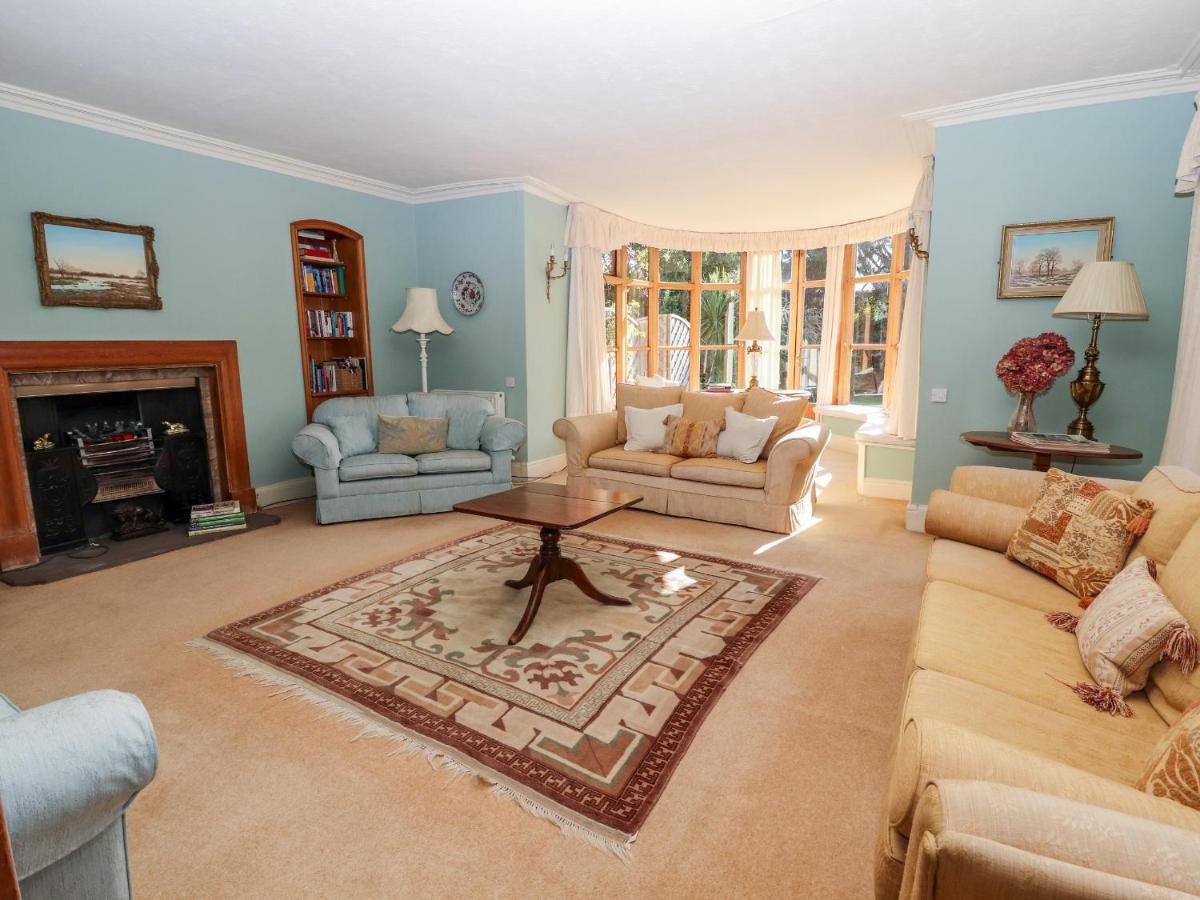 Mickle Trafford Manor - Housity