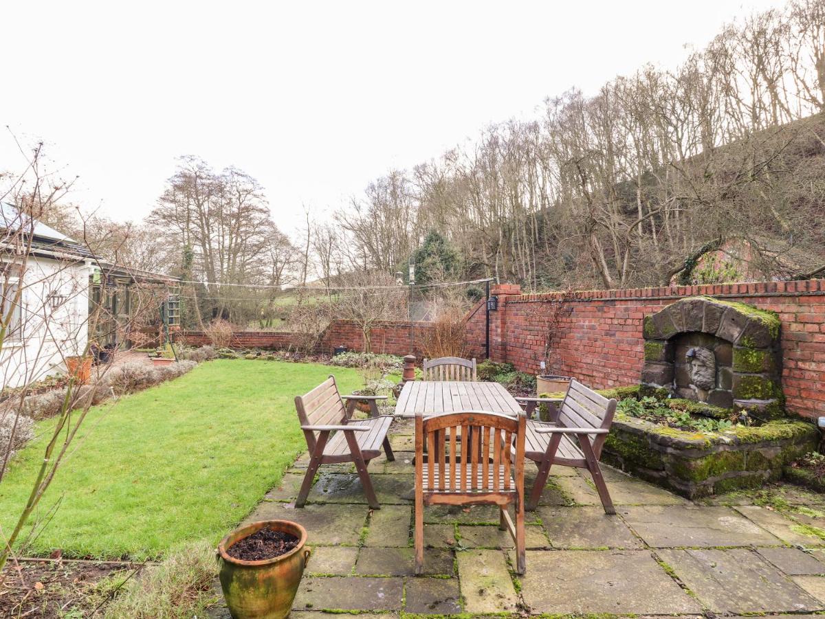 Brook House - Housity