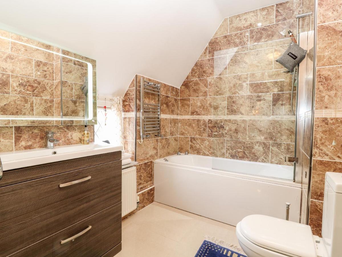 Brook House - Housity