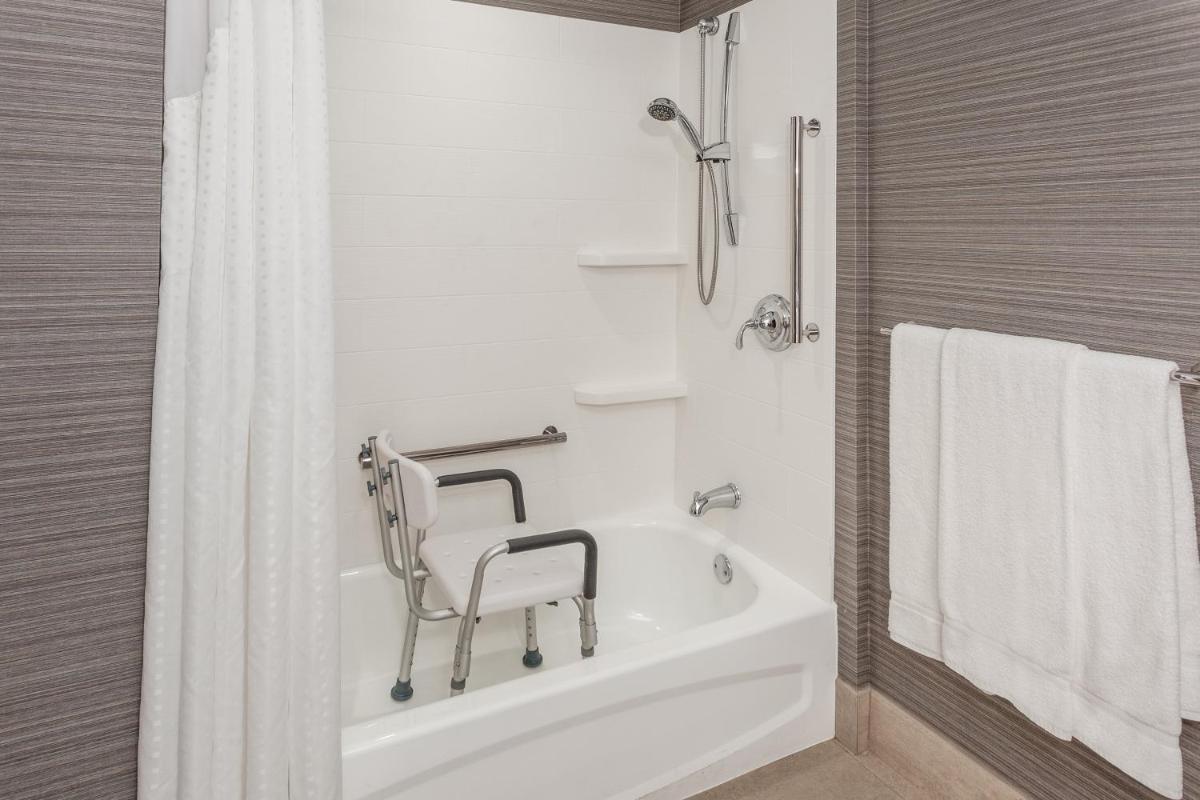 Holiday Inn Express & Suites Riverhead - Long Island by IHG - Housity