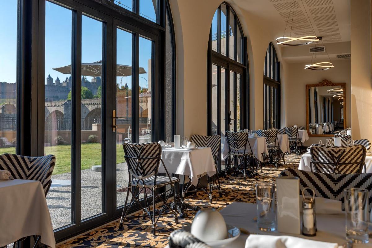 une salle à manger avec tables, chaises et fenêtres dans l'établissement Hotel du Roi & Spa by SOWELL COLLECTION, à Carcassonne