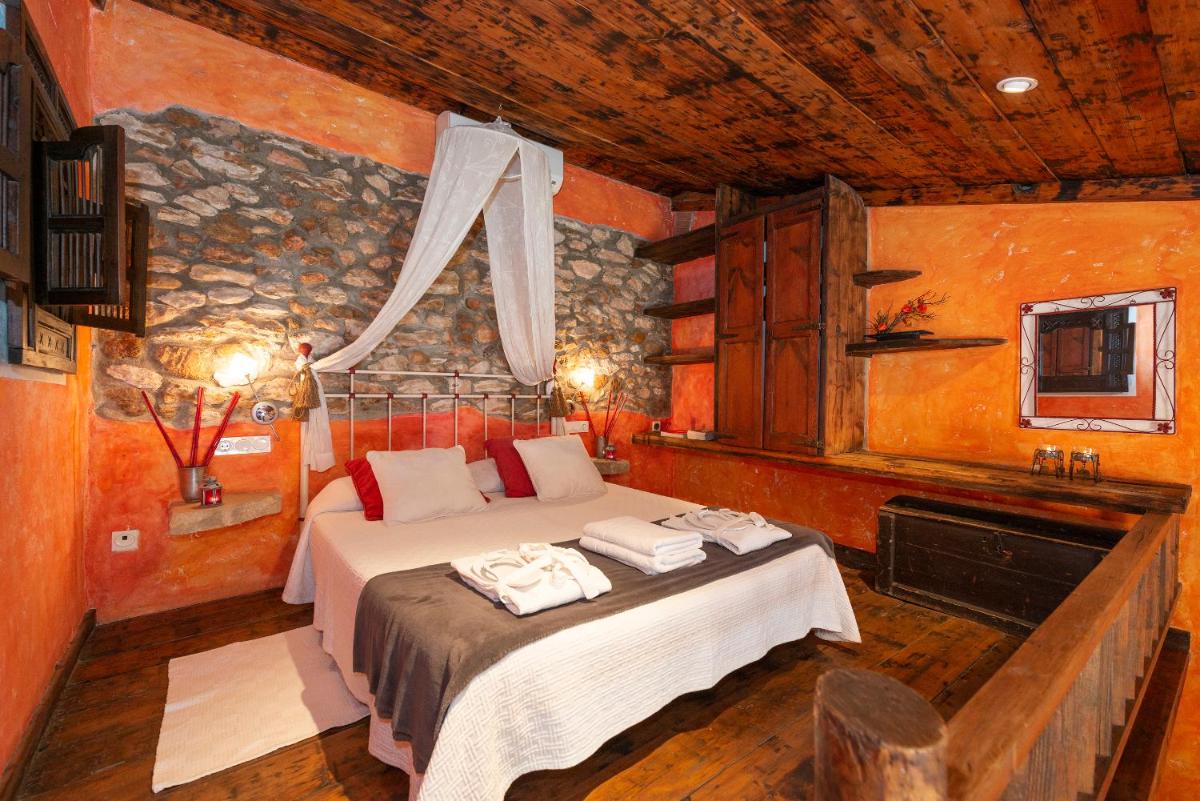 Cama o camas de una habitación en Les Vinyes Alojamiento Rural Boutique & SPA