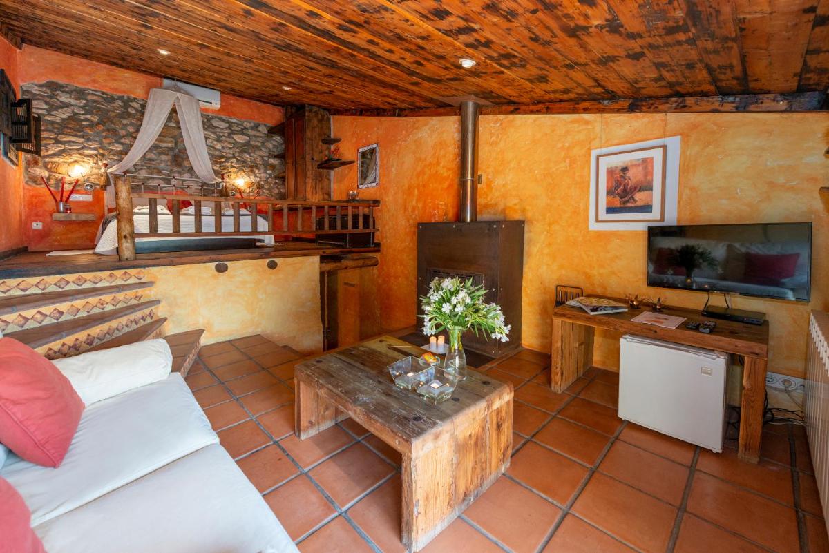 Una televisión o centro de entretenimiento en Les Vinyes Alojamiento Rural Boutique & SPA