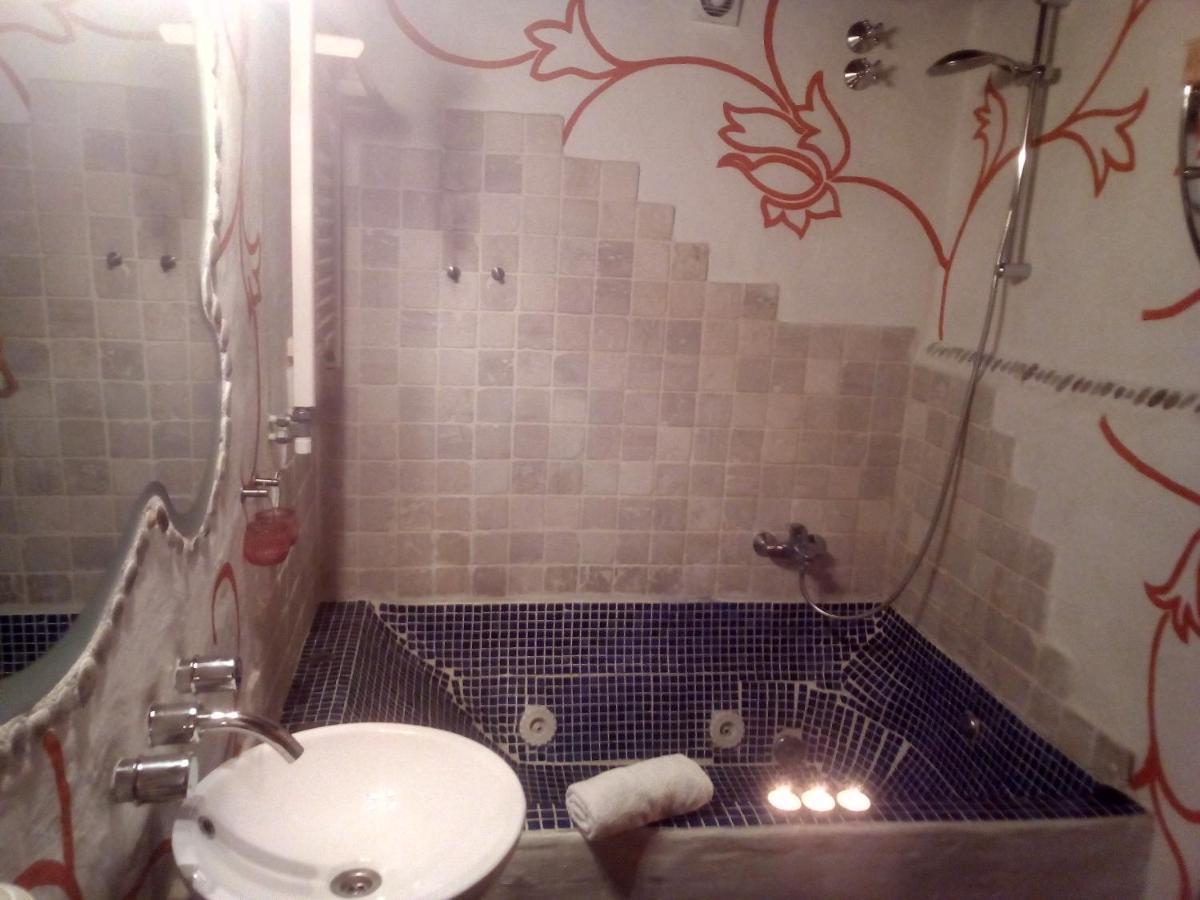 Un baño de Les Vinyes Alojamiento Rural Boutique & SPA