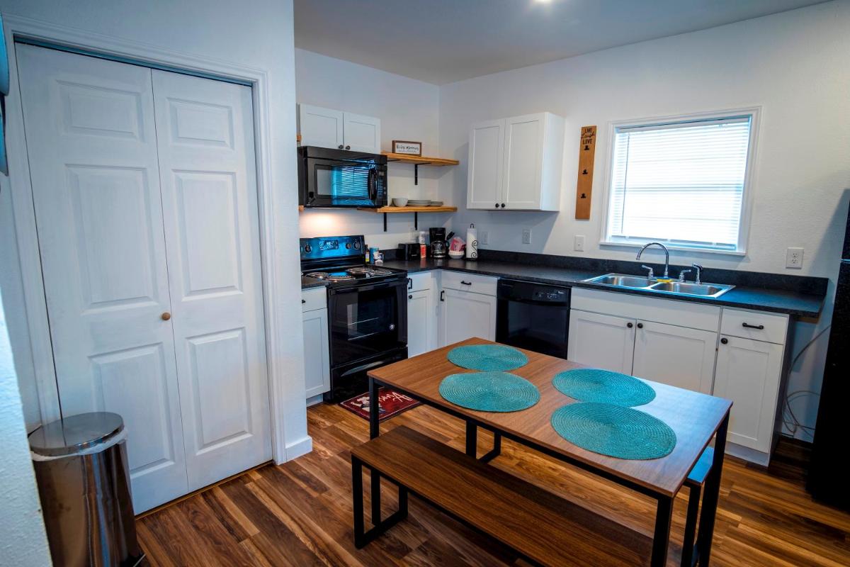 Downtown View Cozy 2BR1BA Home Sleeps 8 - Housity
