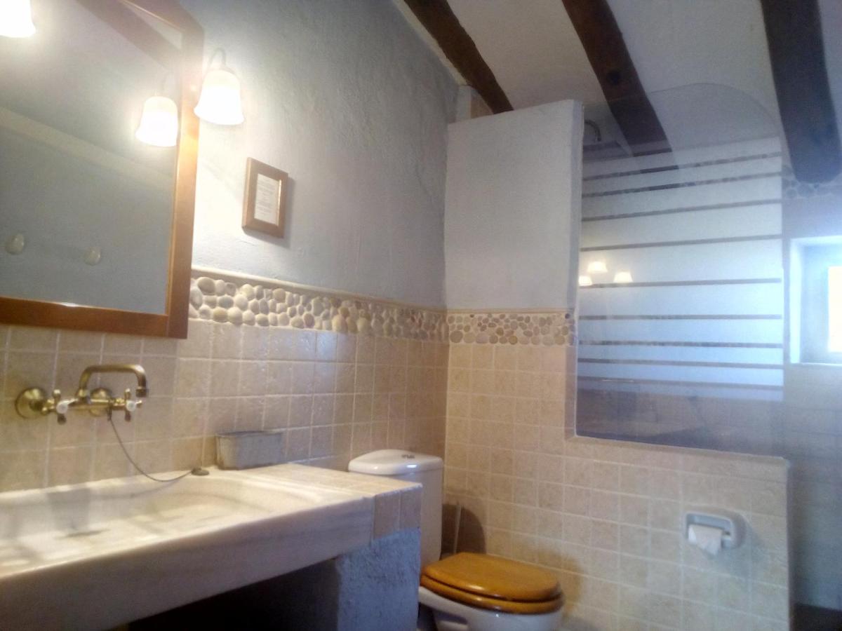 Un baño de Les Vinyes Alojamiento Rural Boutique & SPA