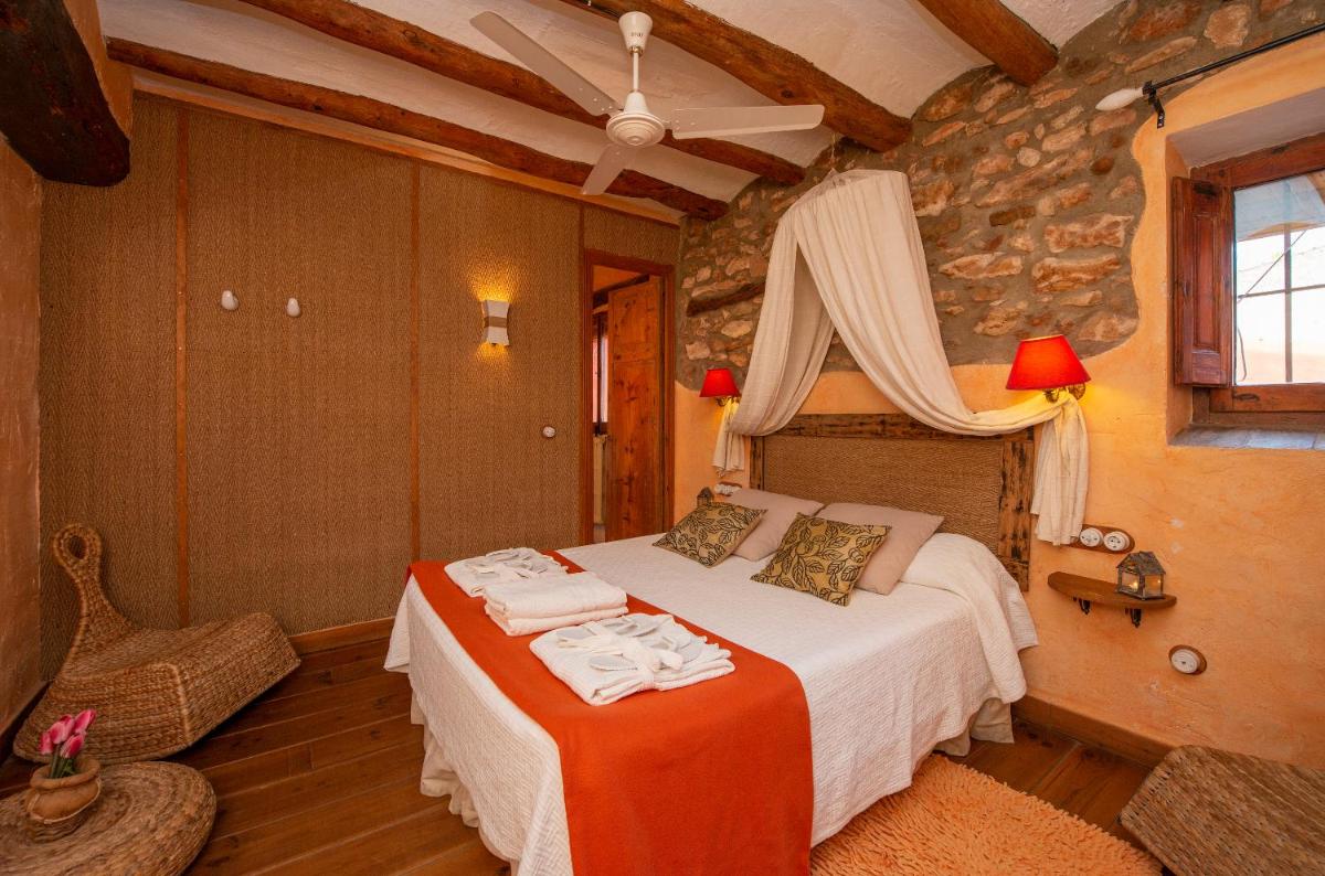 Cama o camas de una habitación en Les Vinyes Alojamiento Rural Boutique & SPA
