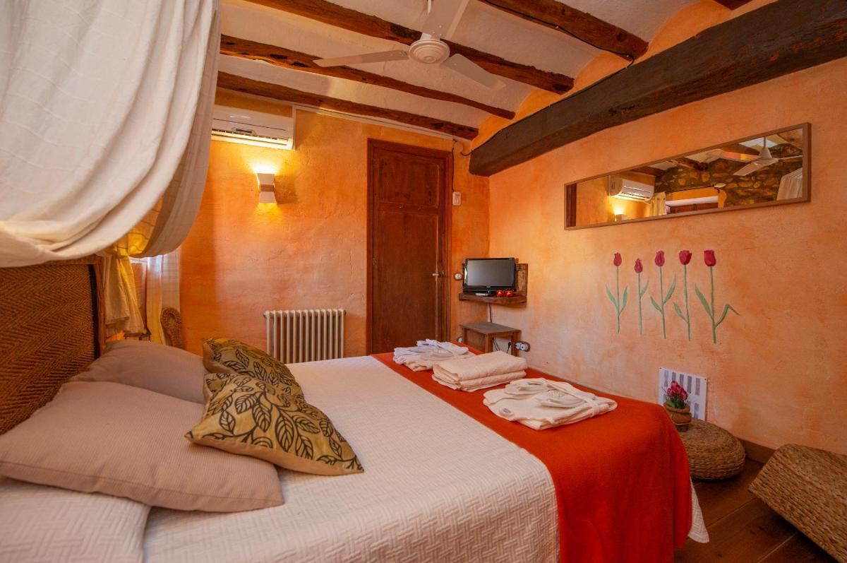 Cama o camas de una habitación en Les Vinyes Alojamiento Rural Boutique & SPA