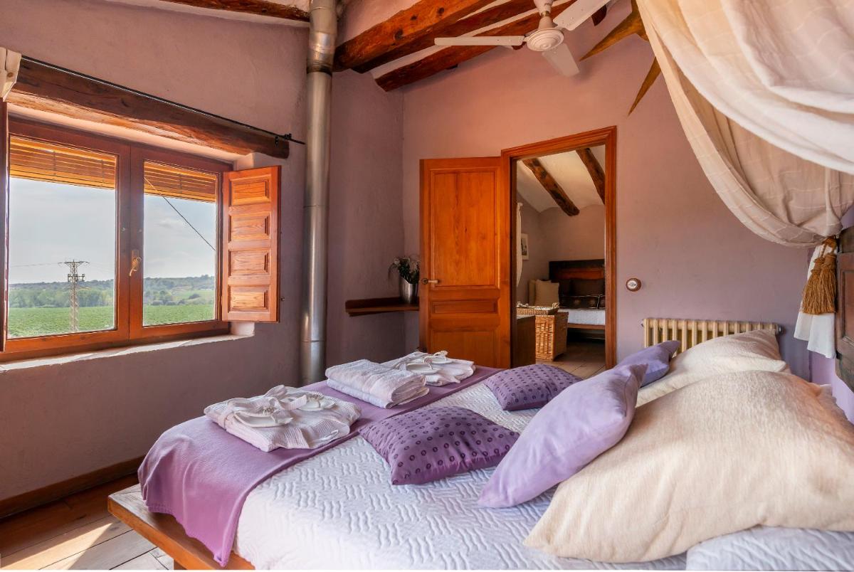Cama o camas de una habitación en Les Vinyes Alojamiento Rural Boutique & SPA