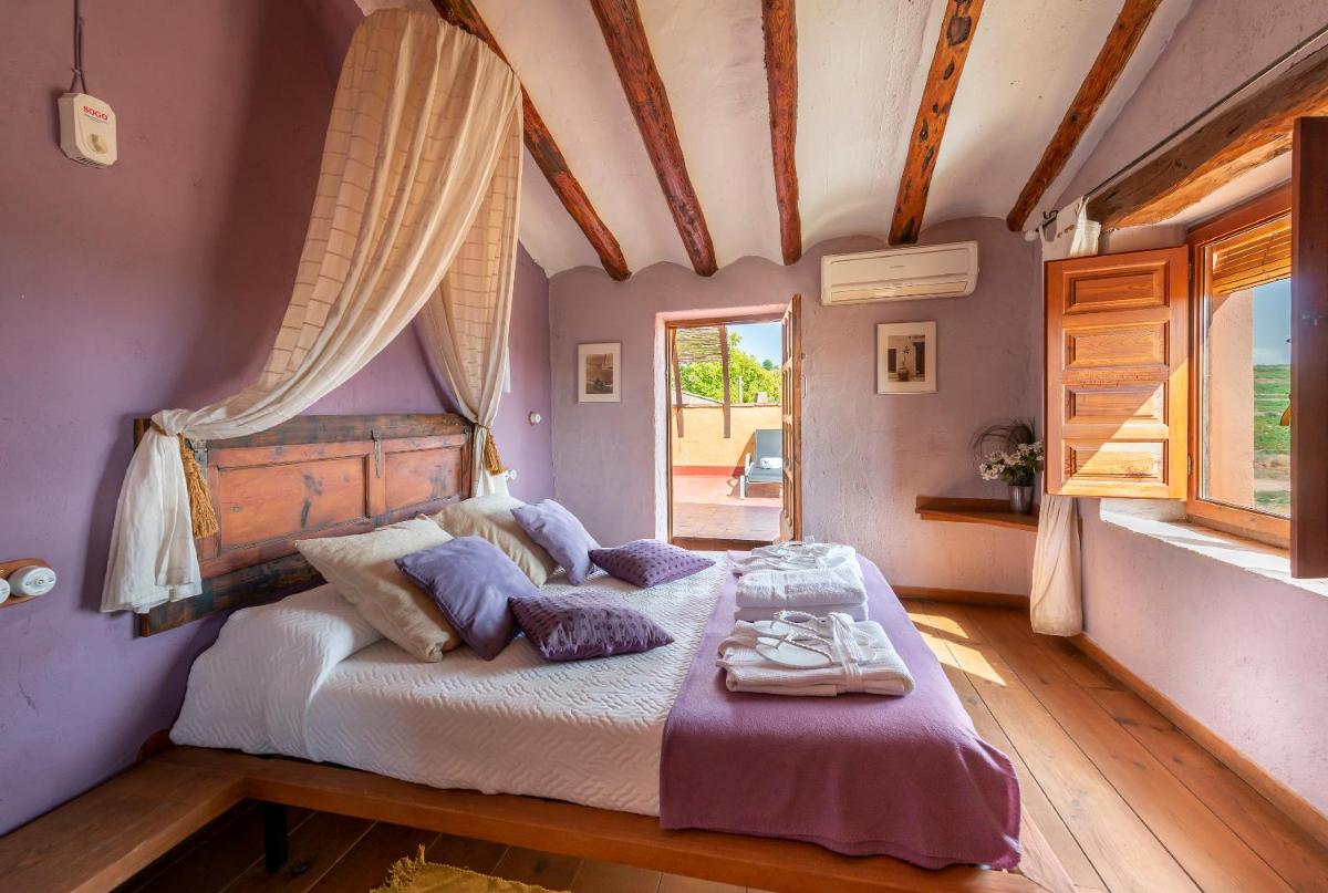 Cama o camas de una habitación en Les Vinyes Alojamiento Rural Boutique & SPA