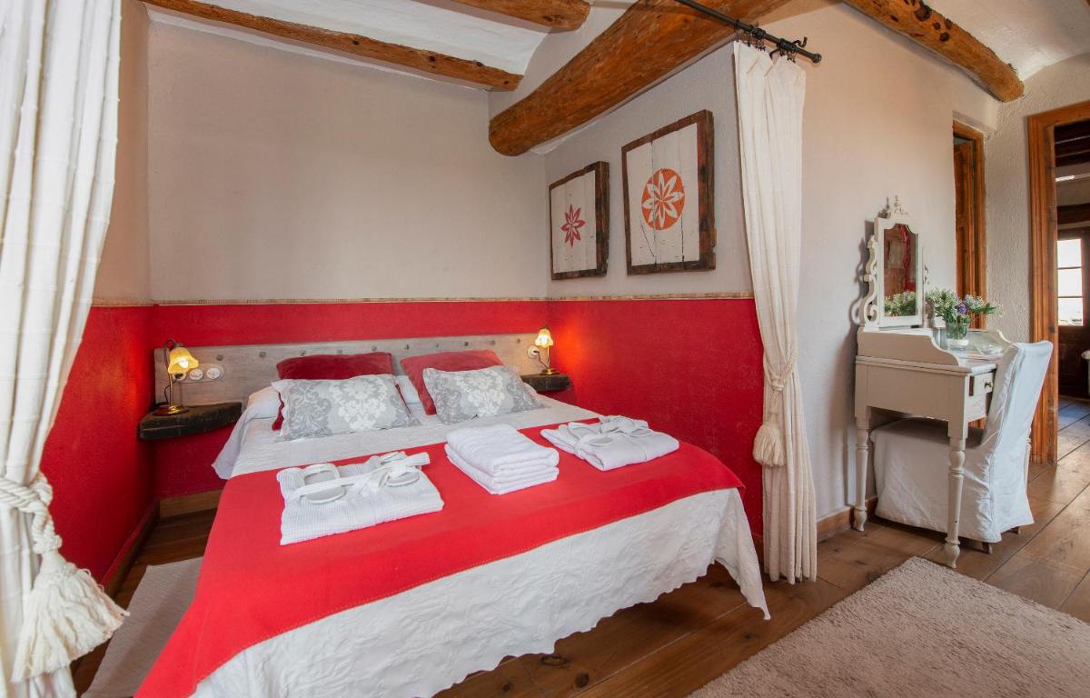 Cama o camas de una habitación en Les Vinyes Alojamiento Rural Boutique & SPA