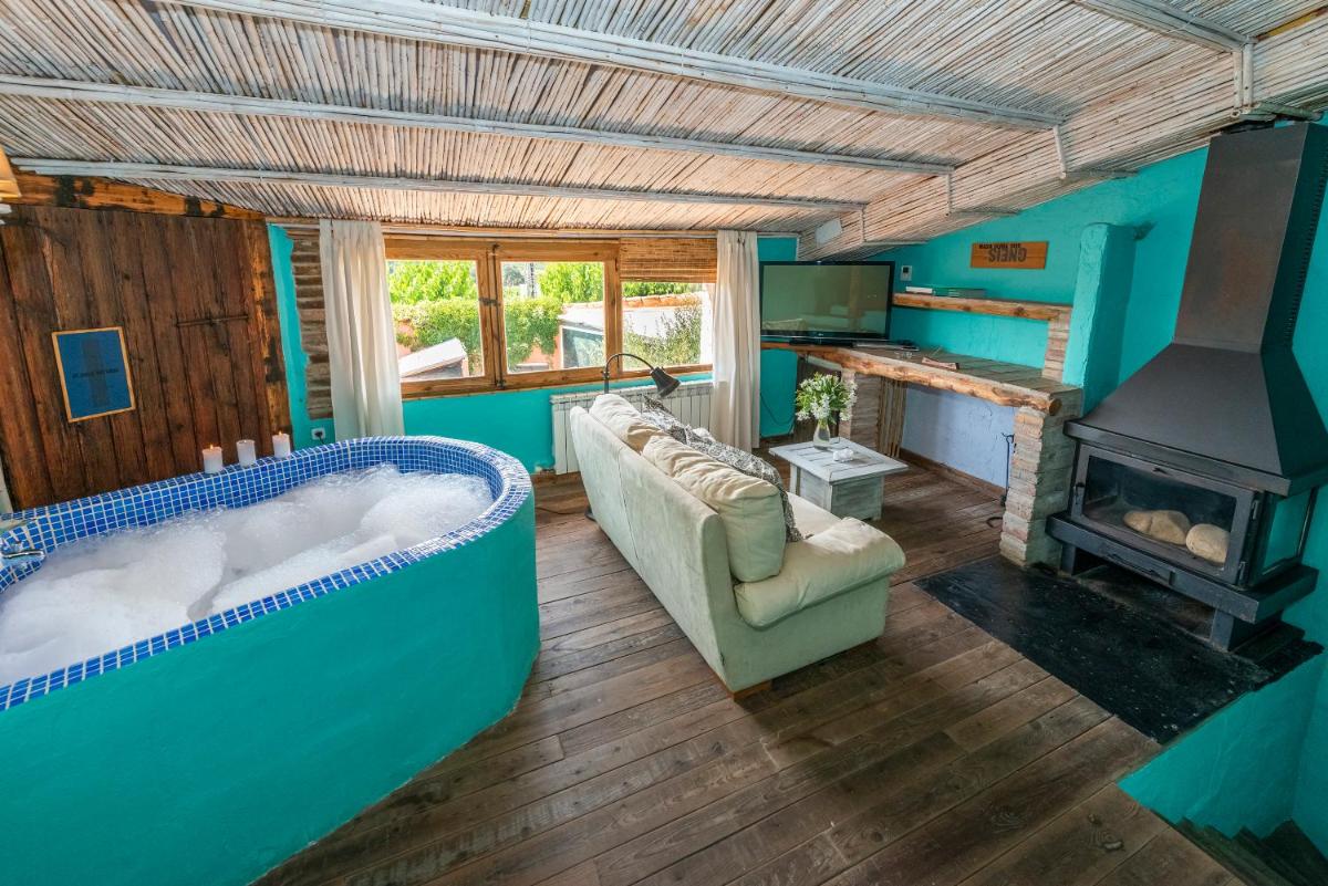 Zona de estar de Les Vinyes Alojamiento Rural Boutique & SPA