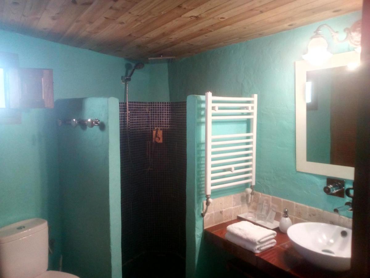Un baño de Les Vinyes Alojamiento Rural Boutique & SPA