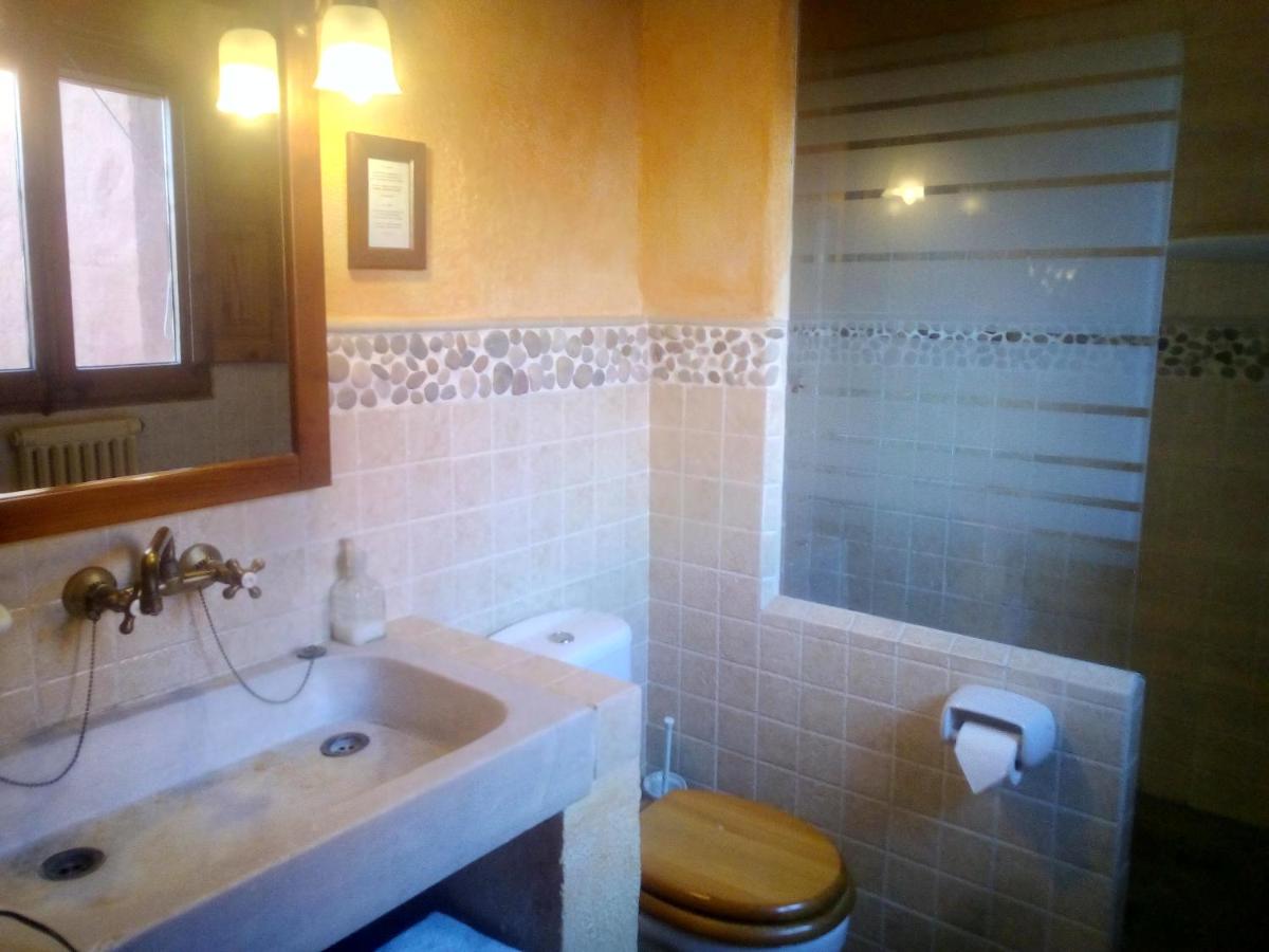Un baño de Les Vinyes Alojamiento Rural Boutique & SPA