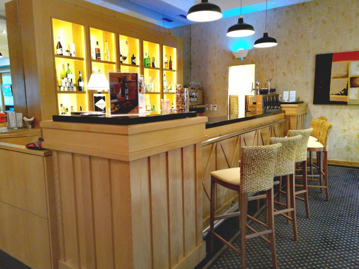 A área de bar ou lounge em Riviera Hotel