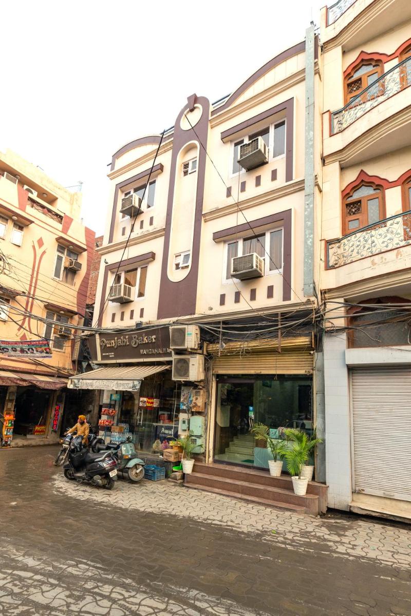 Hotel Sakhi inn by Urban Galaxy - Housity