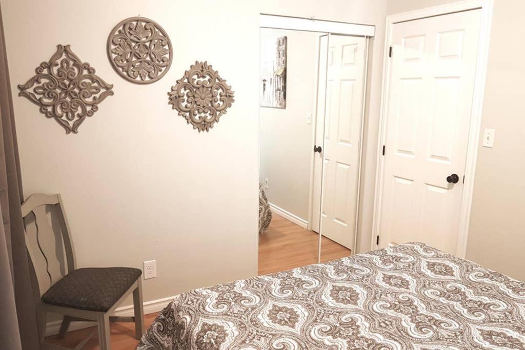 Sarnia Central Six - BIG 6 BR 2 BA - patio and BBQ - Housity