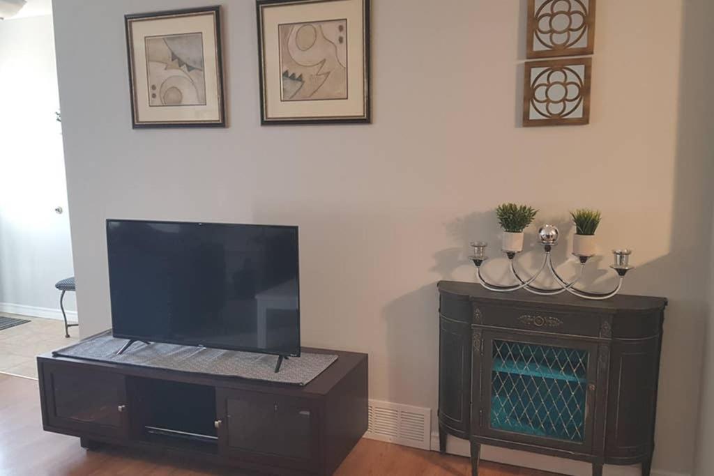 Sarnia Central Six - BIG 6 BR 2 BA - patio and BBQ - Housity